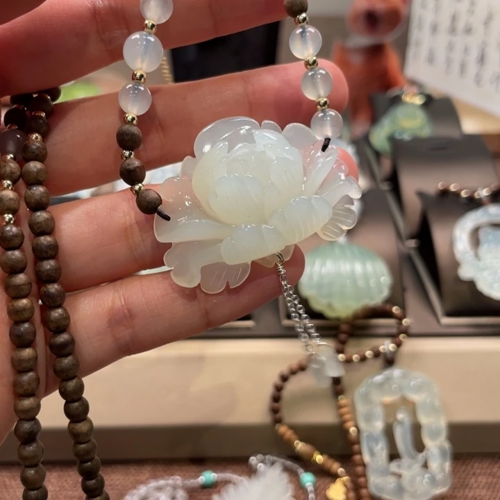 蛇纹石玉未镶嵌颈饰