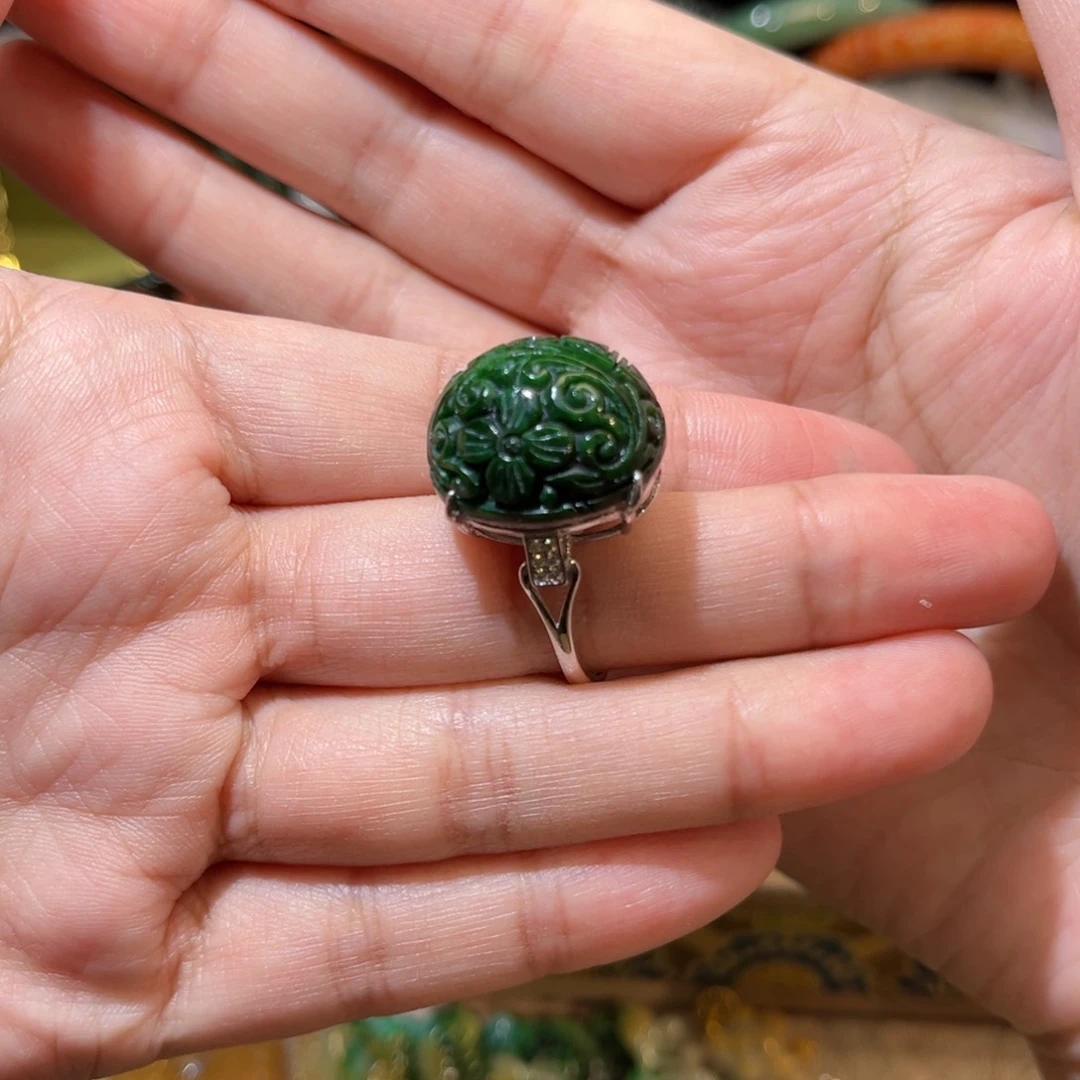 翡翠未镶嵌颈饰待编织