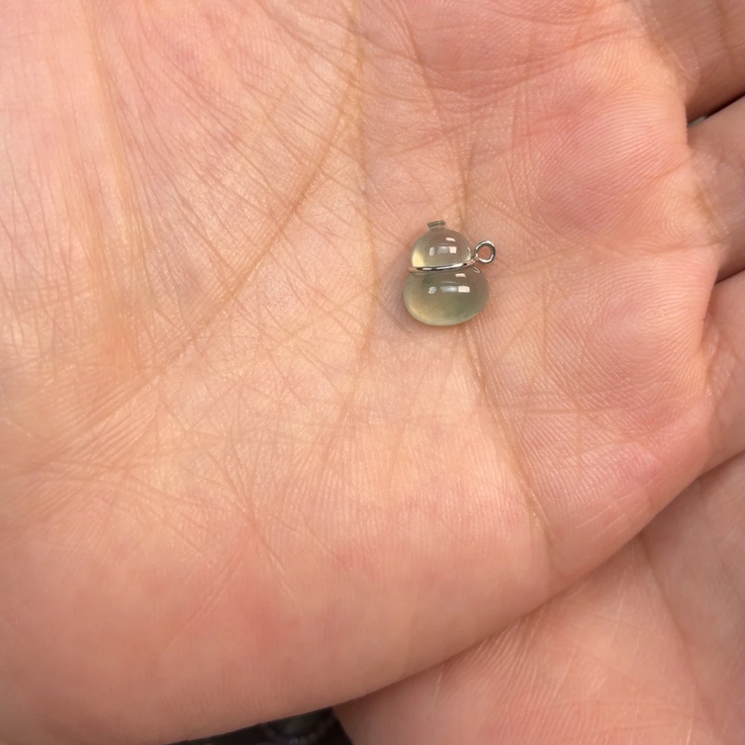 翡翠18K金镶嵌颈饰炸光葫芦