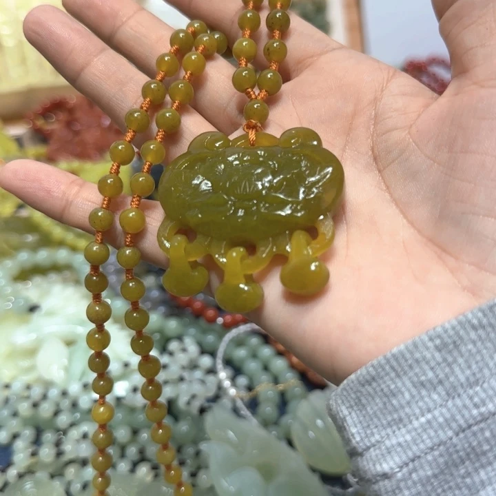 未镶嵌蛇纹石玉吊坠