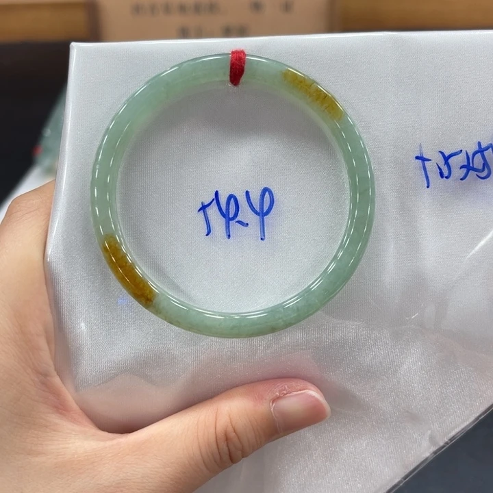 翡翠手镯未镶嵌翡翠