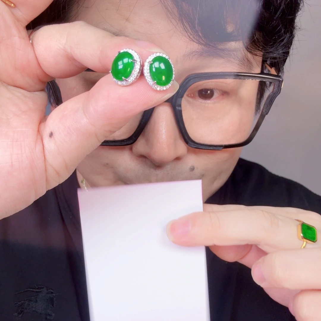 翡翠未镶嵌颈饰一对