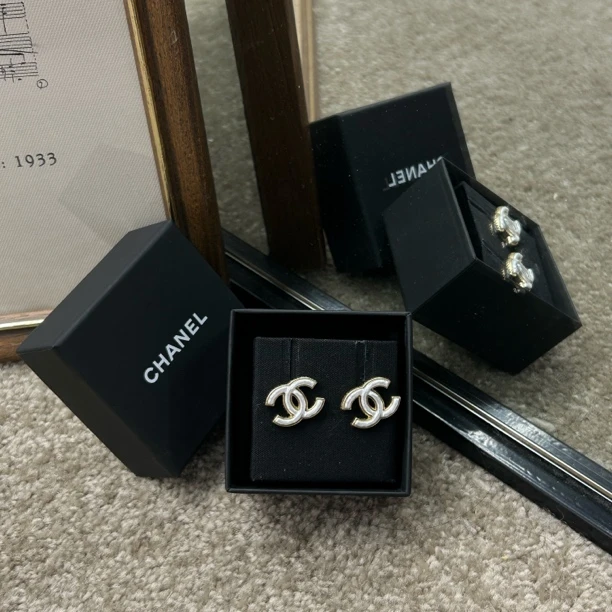 99新 Chanel/香奈儿 23A双C白色金底双C白贝母耳钉