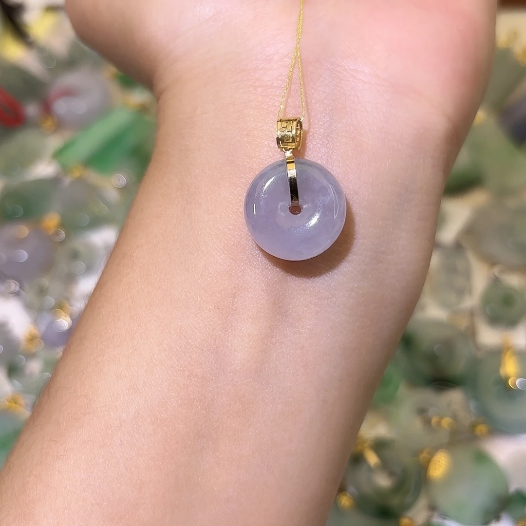 翡翠18K金镶嵌颈饰平安扣