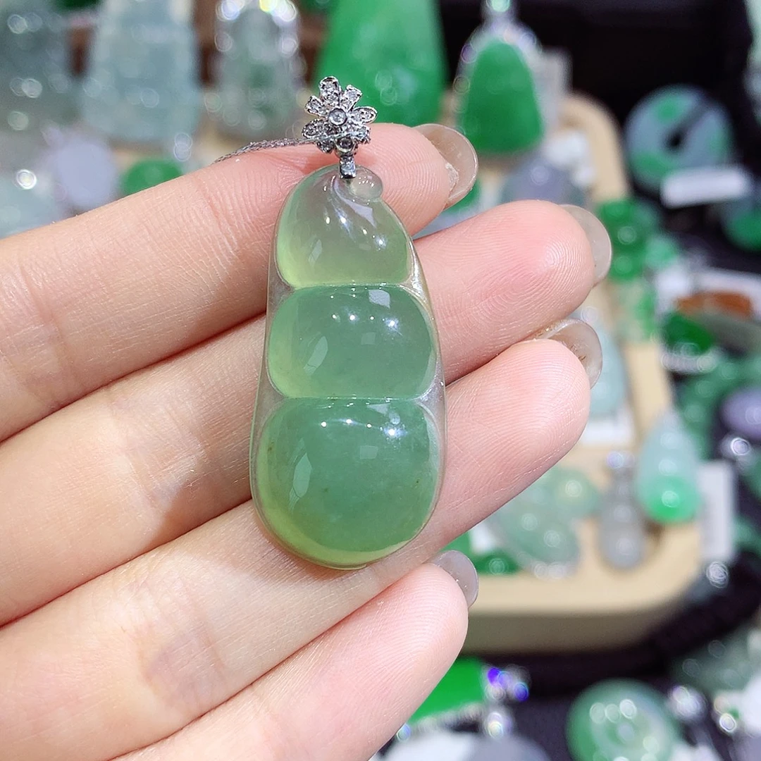 翡翠18K金镶嵌颈饰豆