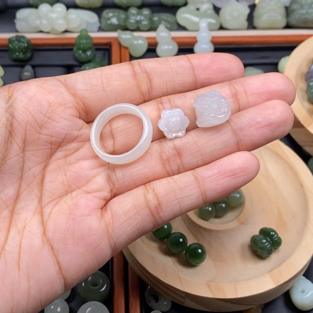 *****和田玉未镶嵌颈饰