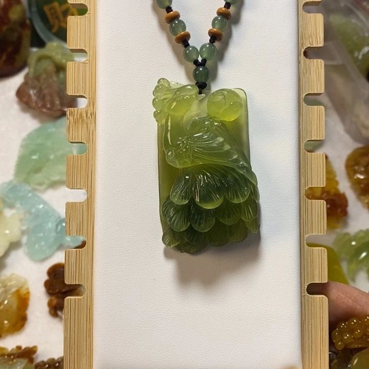 蛇纹石玉未镶嵌颈饰