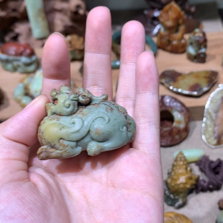 未镶嵌岫岩河磨玉（透闪石质玉）把件