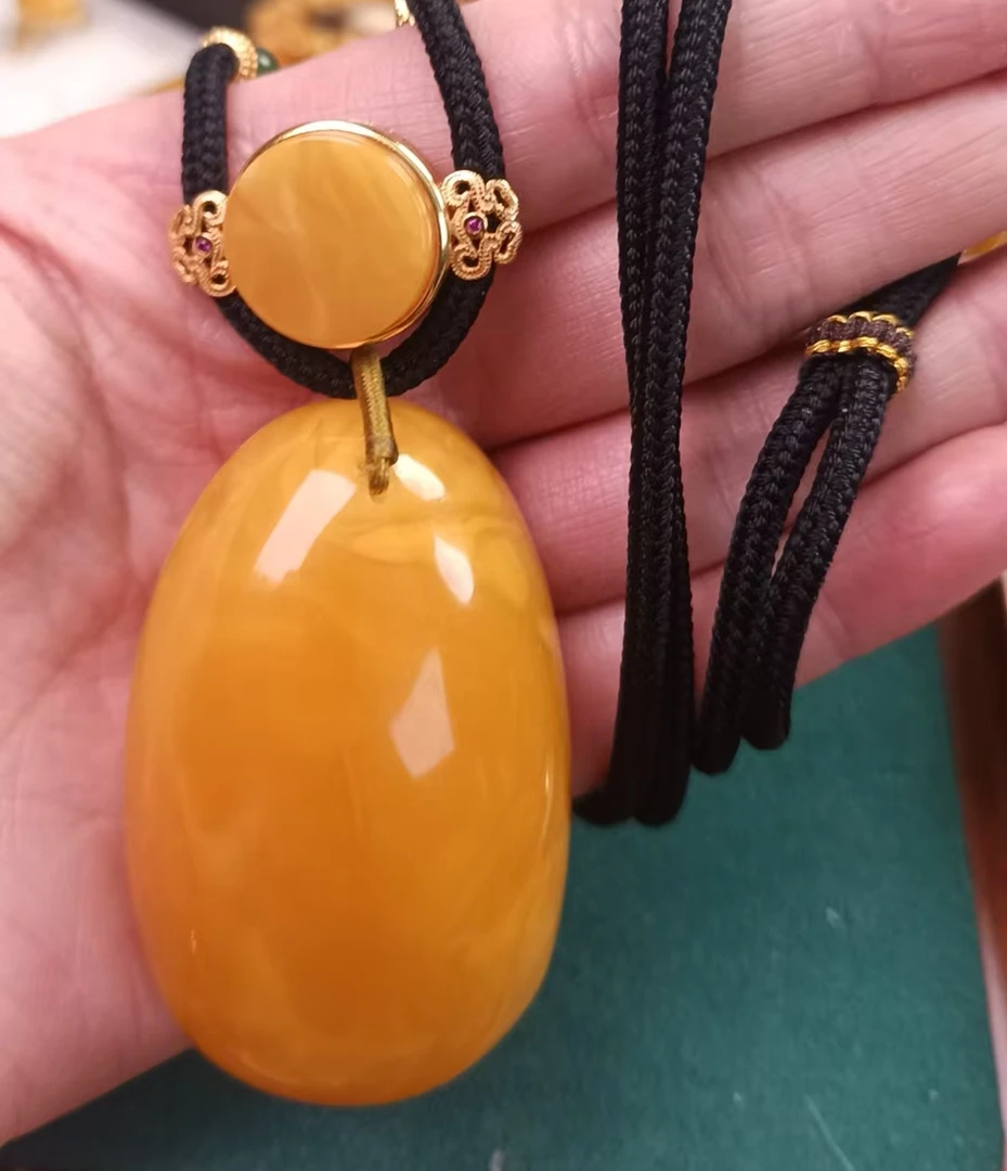 时尚百搭蜜蜡吊坠