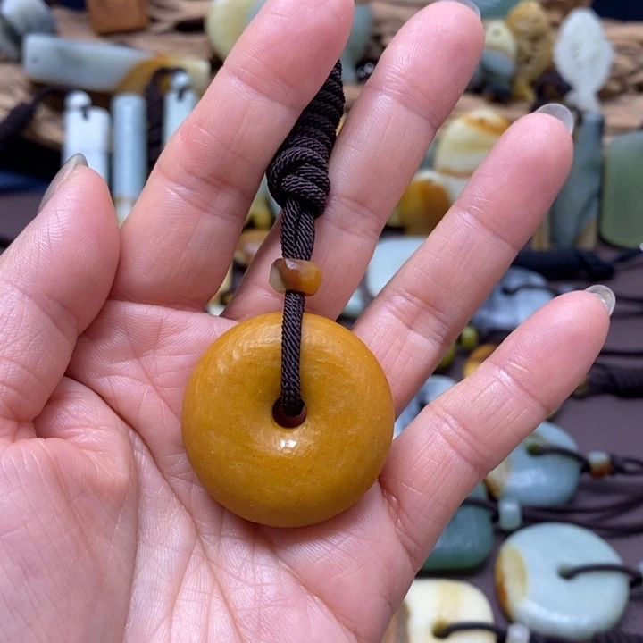 蛇纹石玉未镶嵌颈饰