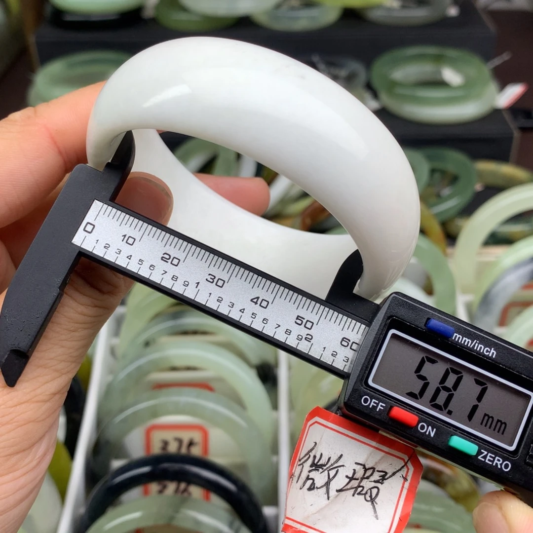 蛇纹石玉未镶嵌手镯400