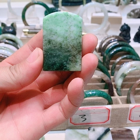 独山玉未镶嵌颈饰