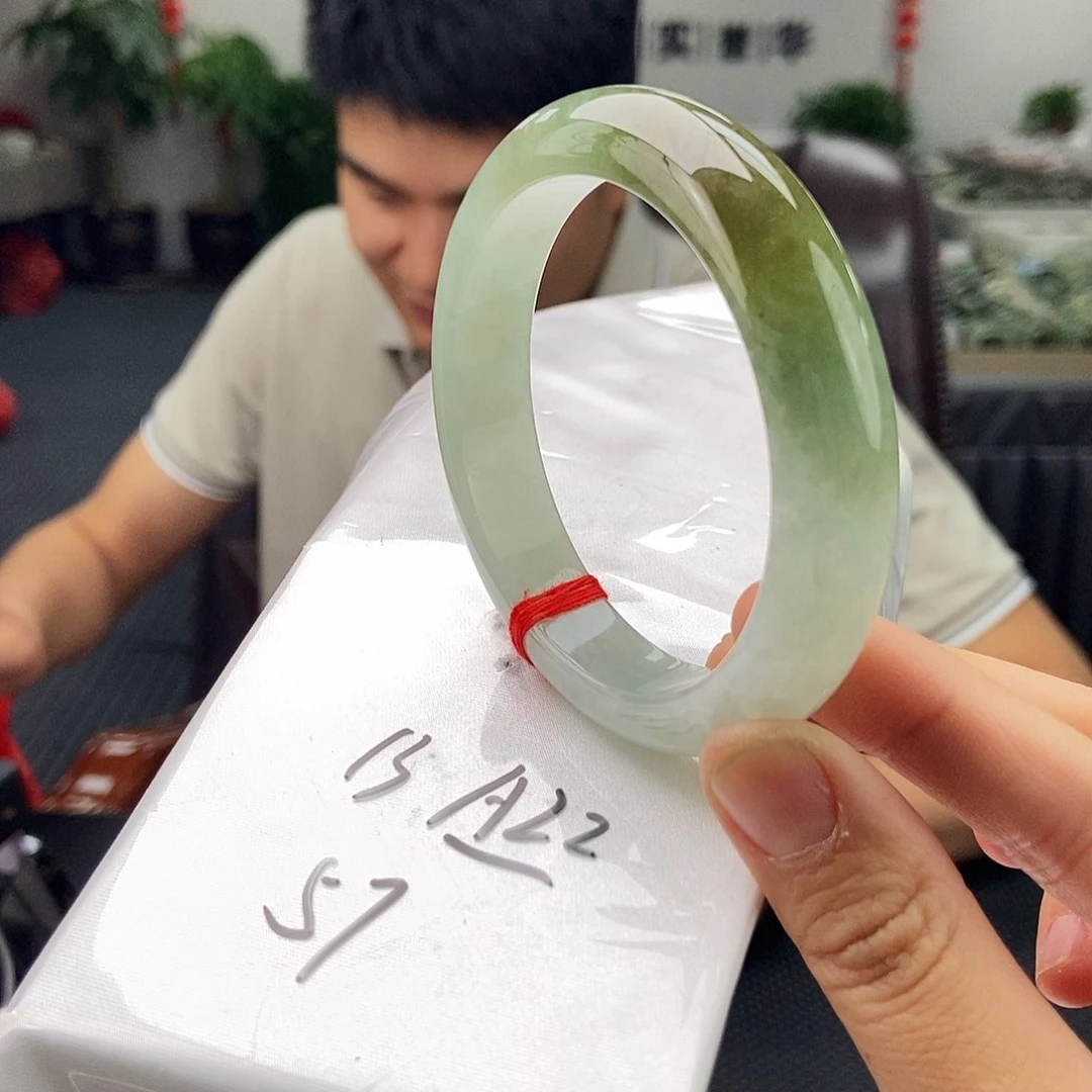 翡翠手镯未镶嵌颜色多样性发拍一发一