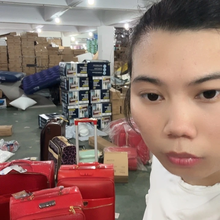 大红色28寸多纹路行李箱