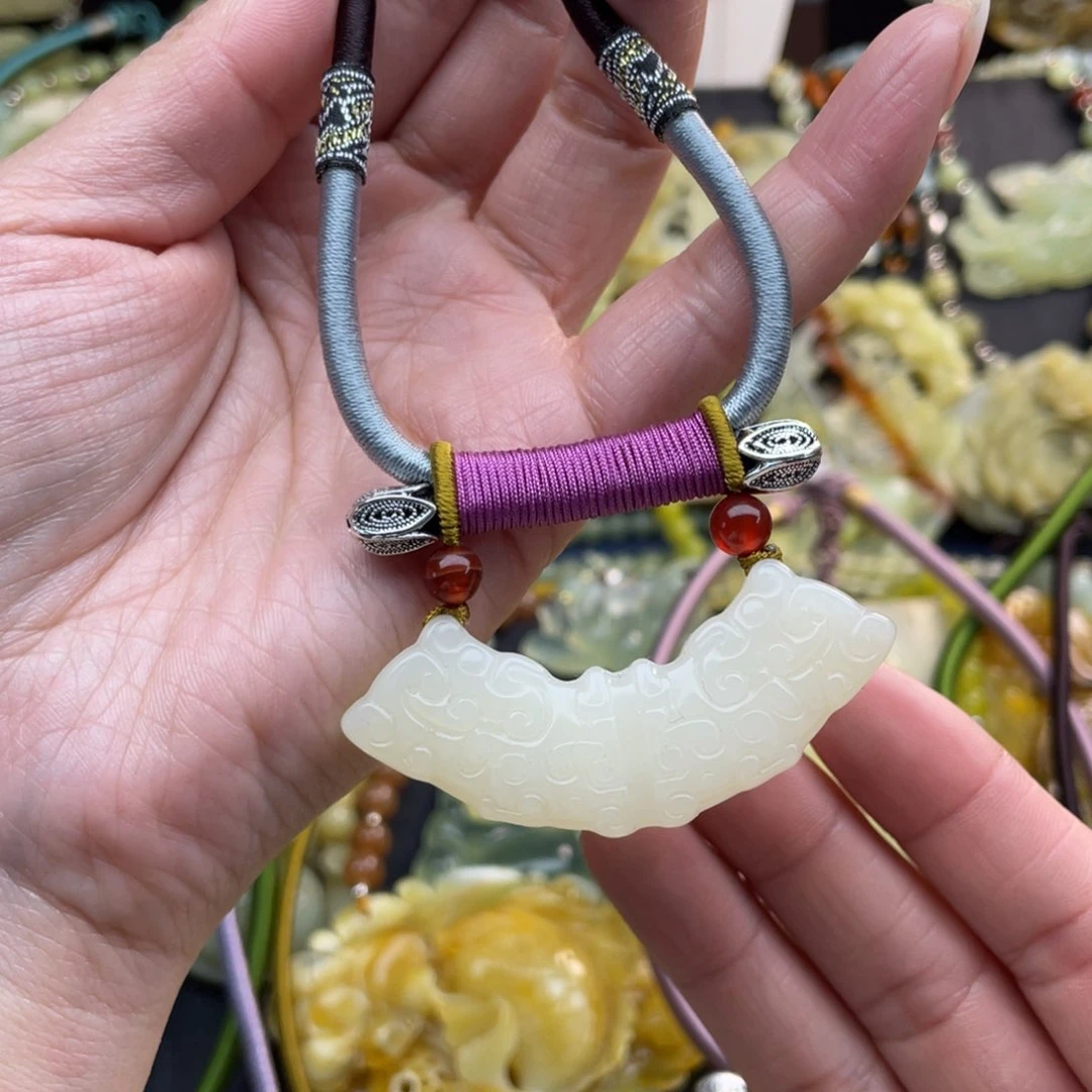 蛇纹石玉颈饰未镶嵌