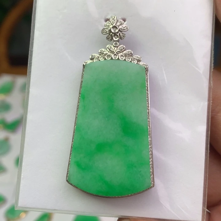 翡翠18K金镶嵌颈饰翡翠