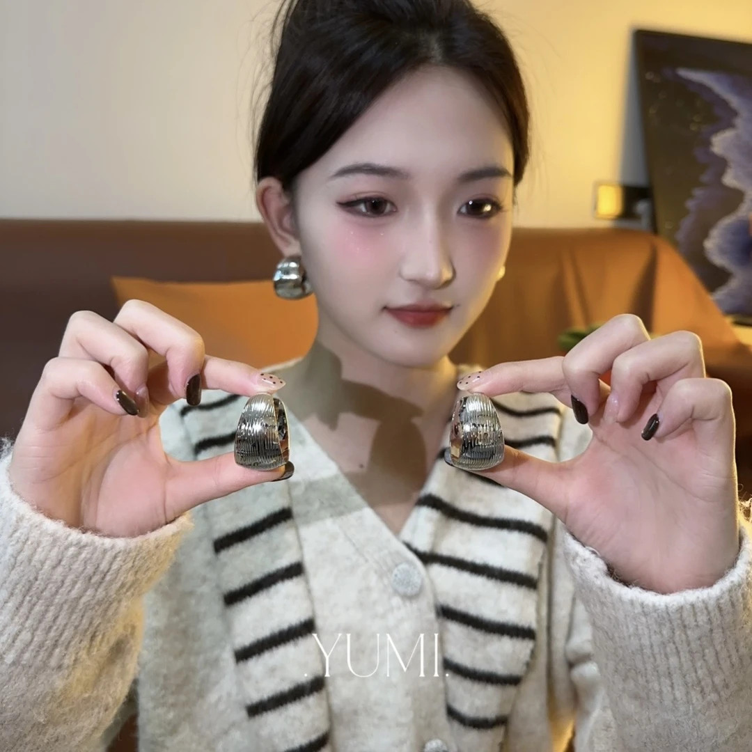 铜合金耳饰 复古C型宽面耳环～高级清冷感耳饰百搭时尚耳钉