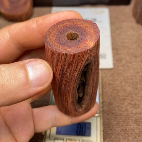 藤类61克红油虫漏手把件