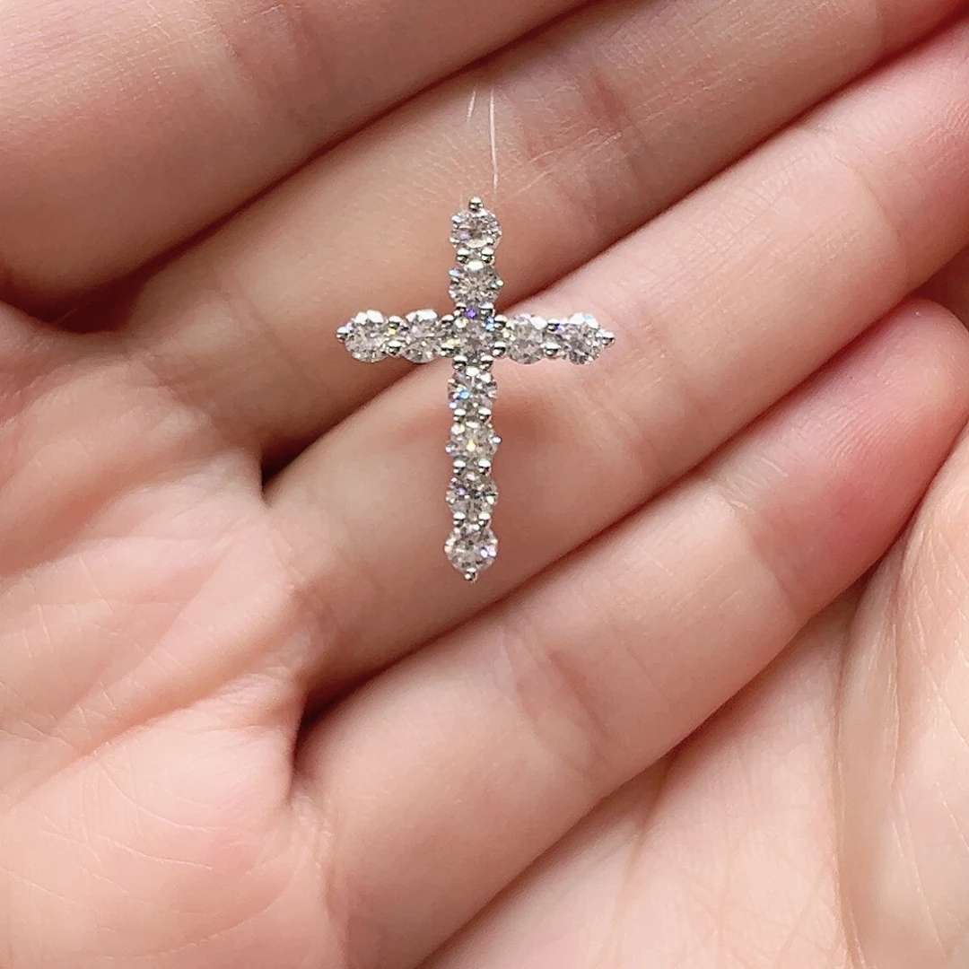 18K金镶嵌实验室培育钻石套链单颗12分，十字架k白吊坠