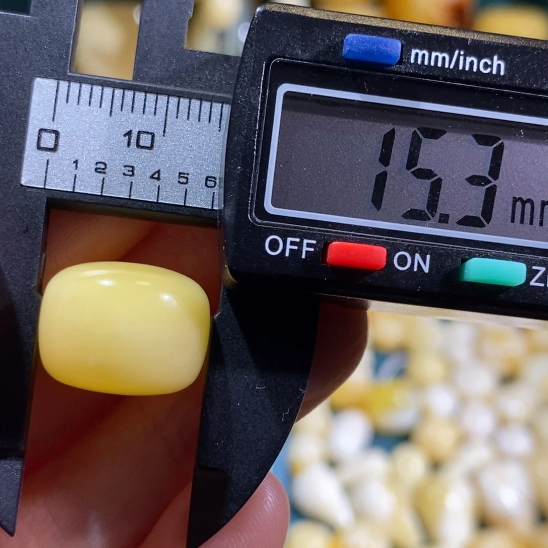 琥珀裸石未镶嵌配饰