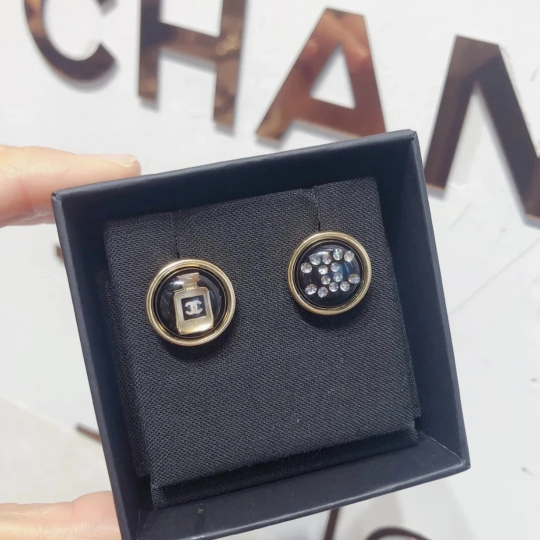 未使用 Chanel/香奈儿 黑金琉璃不对称圆扣耳钉 07017