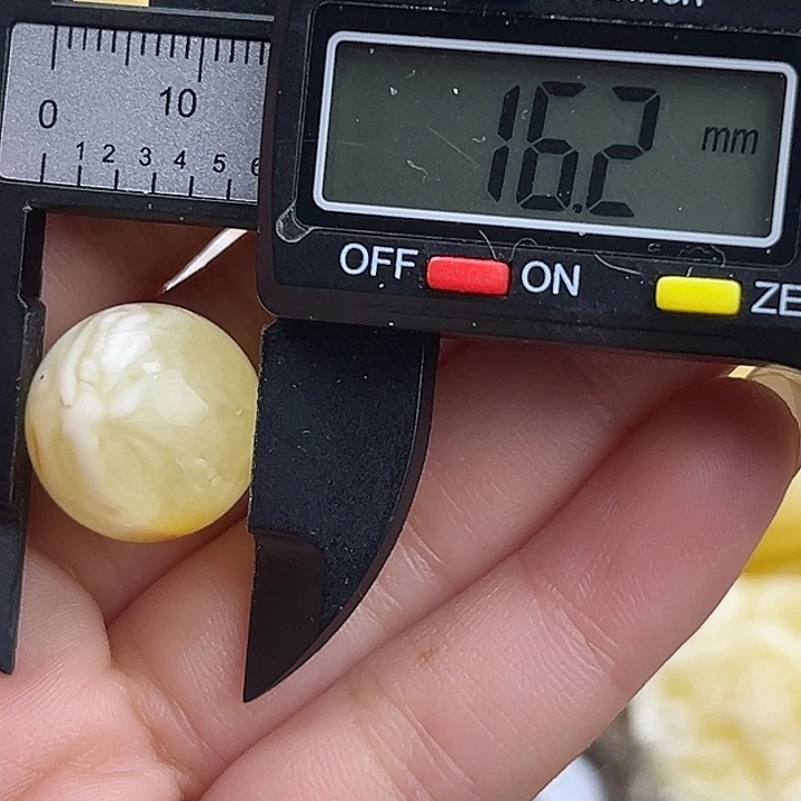 蜜蜡未镶嵌裸石微瑕134