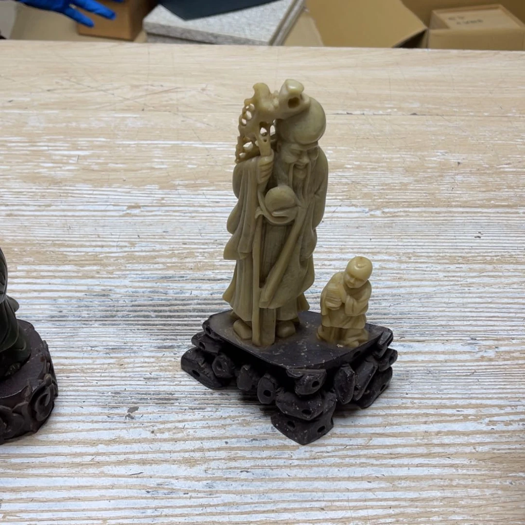 瓷片生****动密密麻麻地排列着一个