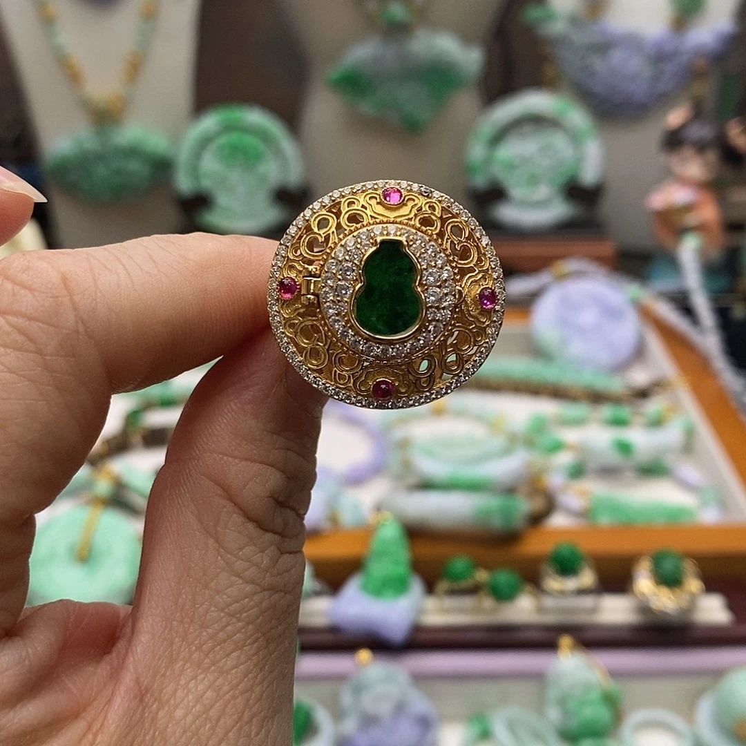 翡翠未镶嵌颈饰戒指