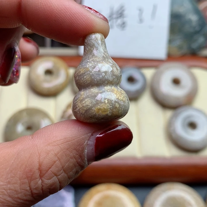 硅化珊瑚（珊瑚玉）颈饰足银镀金镶嵌