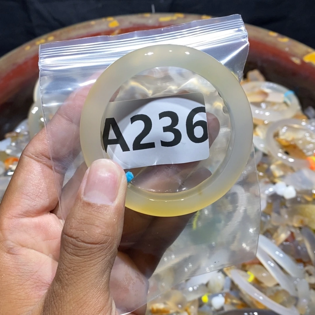 吾***以手镯玛瑙/玉髓未镶嵌