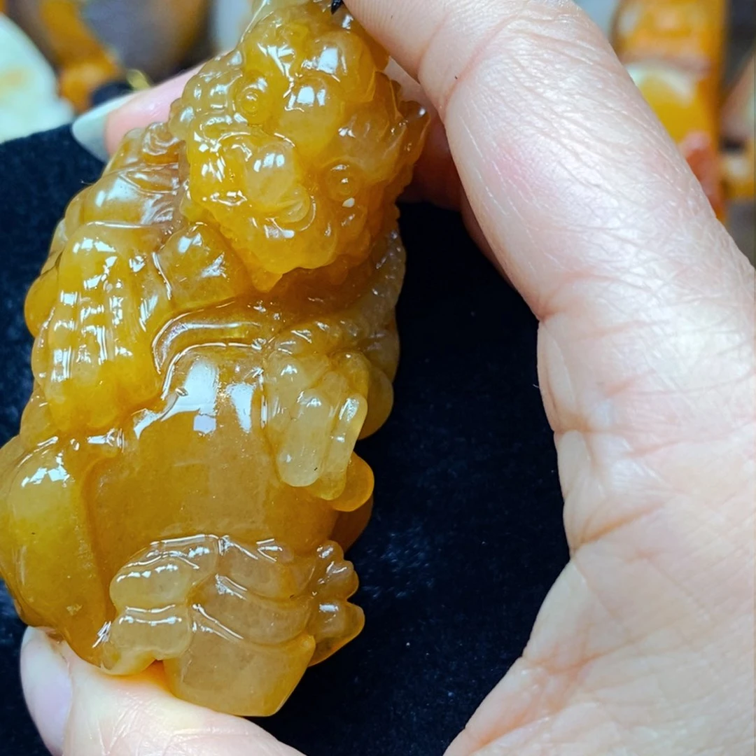 未镶嵌石英质玉（黄龙玉）颈饰