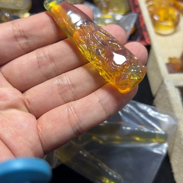 狡***兔琥珀未镶嵌颈饰琥珀吊坠