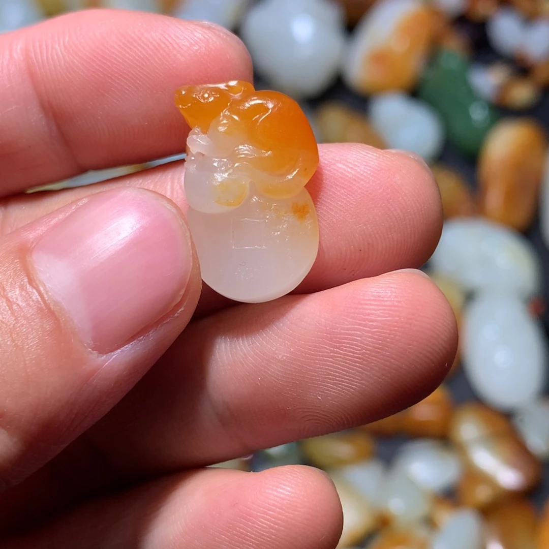 和田玉吊坠(不含链)未镶嵌两****?