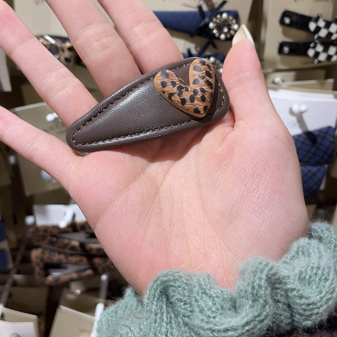 铁合金树脂咖色豹纹爱心