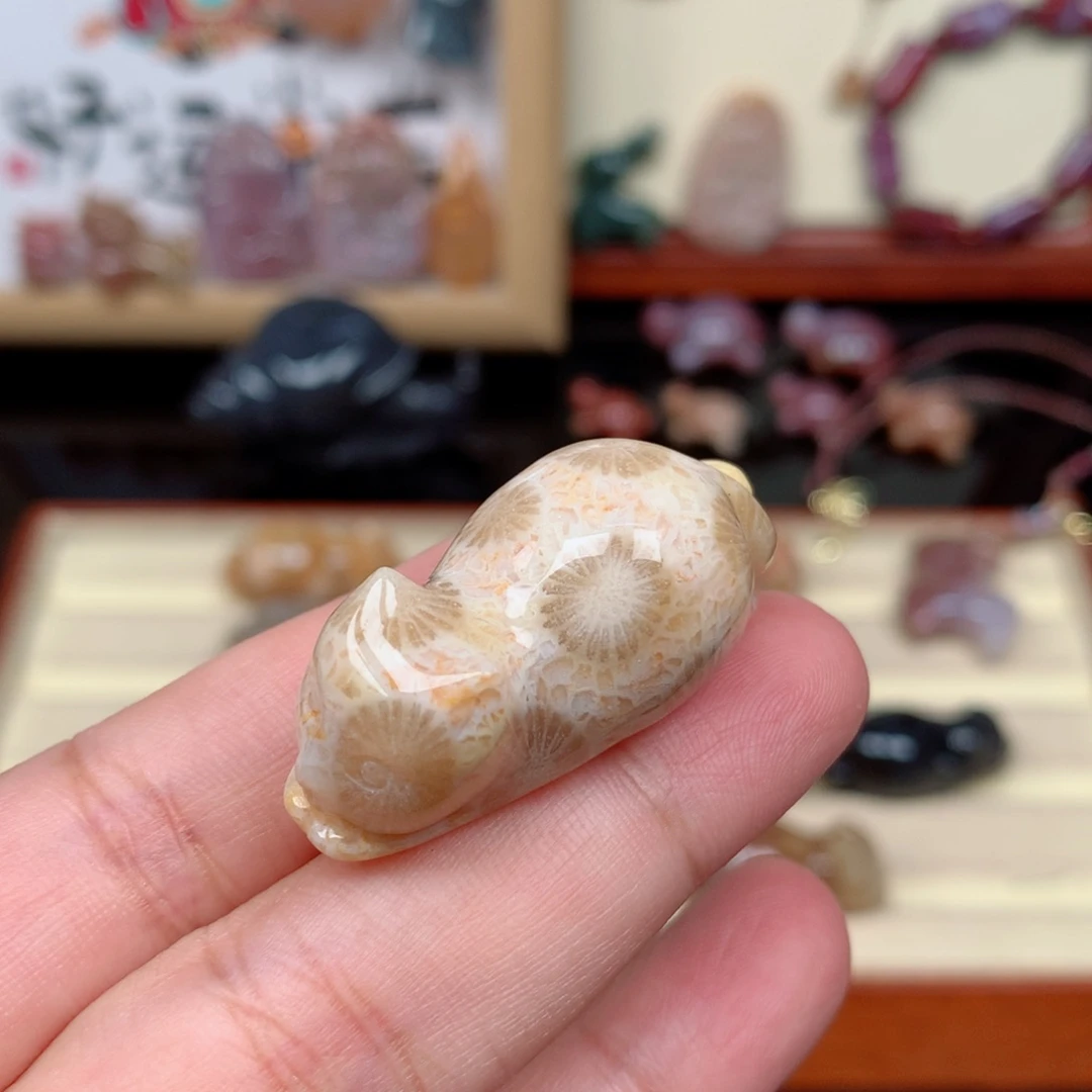 未镶嵌颈饰硅化玉