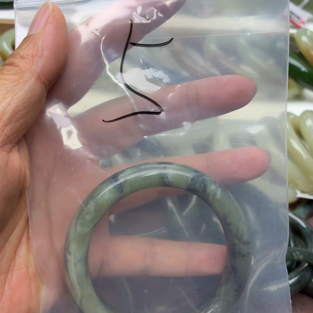 ****。和田玉手镯未镶嵌