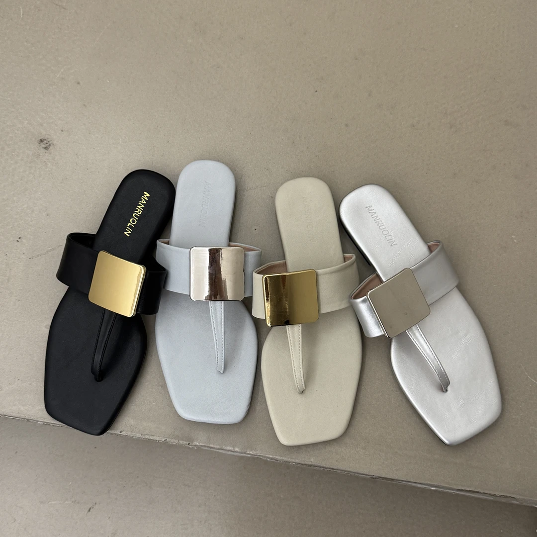 2025夏季新款网红金属扣沙滩平底凉拖休闲方头软底夹趾一字拖鞋女