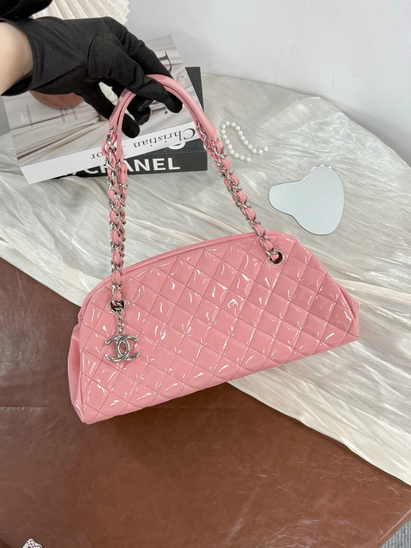 95新 Chanel/香奈儿 chanel 樱花粉漆皮保龄球单肩斜挎包K