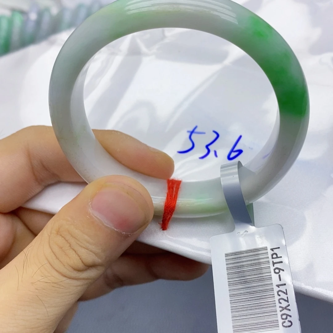 翡翠手镯未镶嵌翡翠手镯