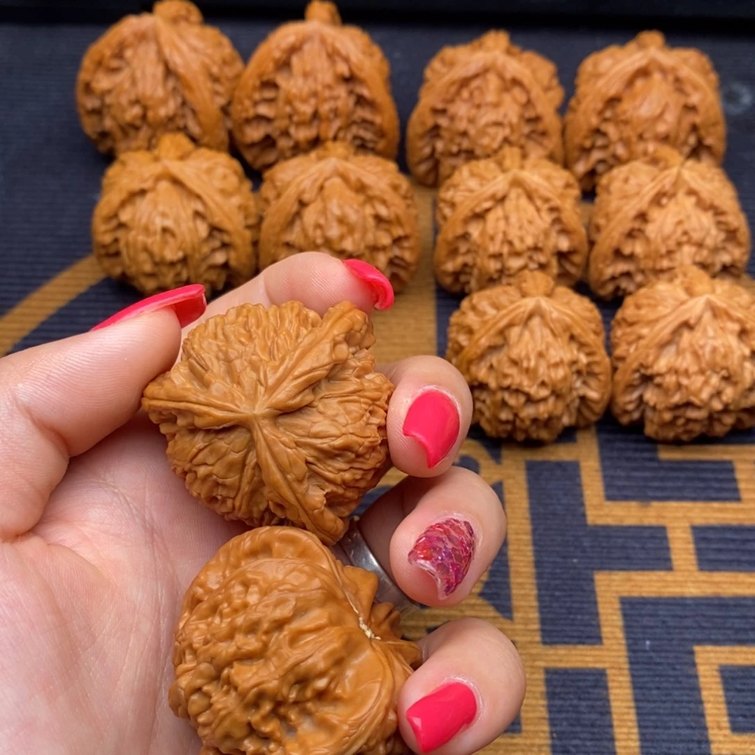 哈***板文玩核桃吊坠白狮子