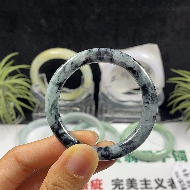 翡翠未镶嵌手镯24号。 42圈