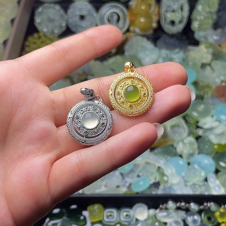 蛇纹石玉合金颈饰八宝罗盘