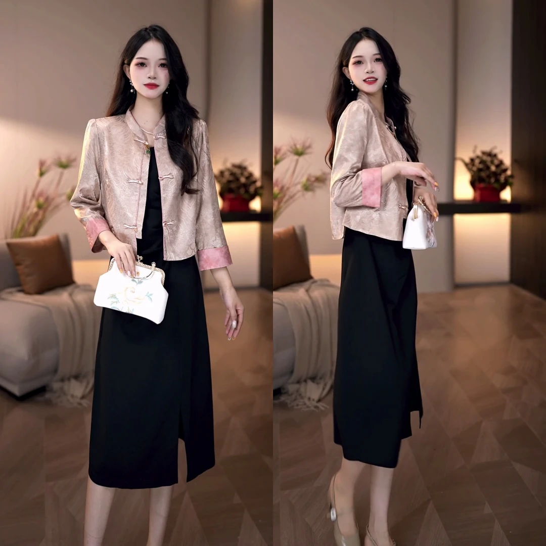 2025秋款新中式香槟杏缎面六分袖外套+黑色显瘦连衣裙真两件套