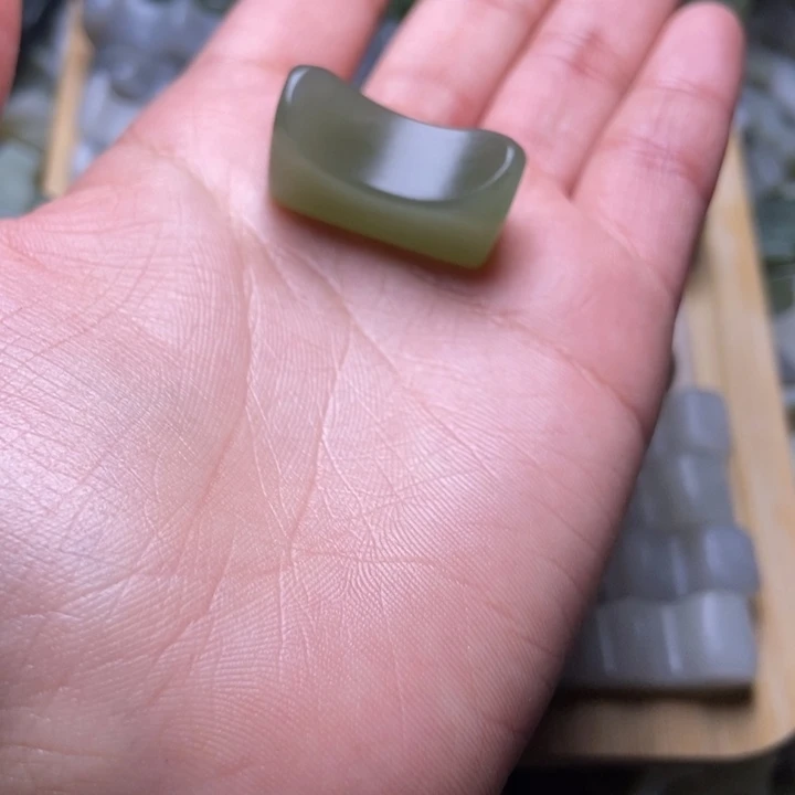 和田玉珠宝半成品未镶嵌轻*