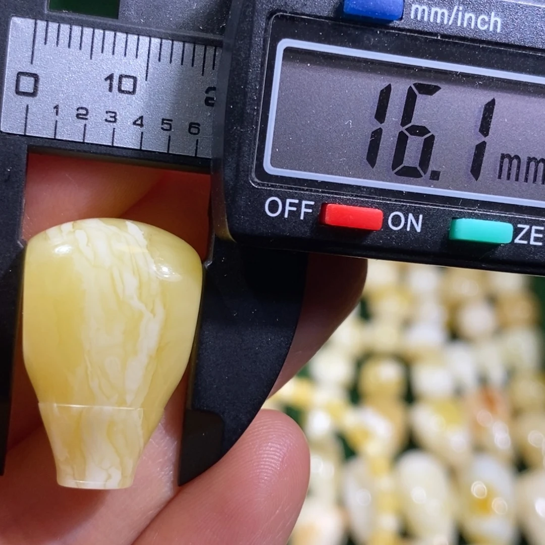 蜜蜡未镶嵌裸石微瑕