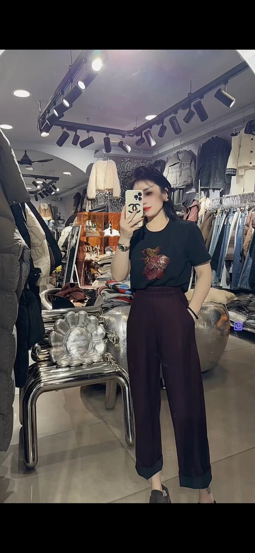 王琳家紫色显瘦裤子