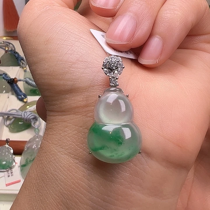 豪***横石英质玉银S925镀金镶嵌颈饰