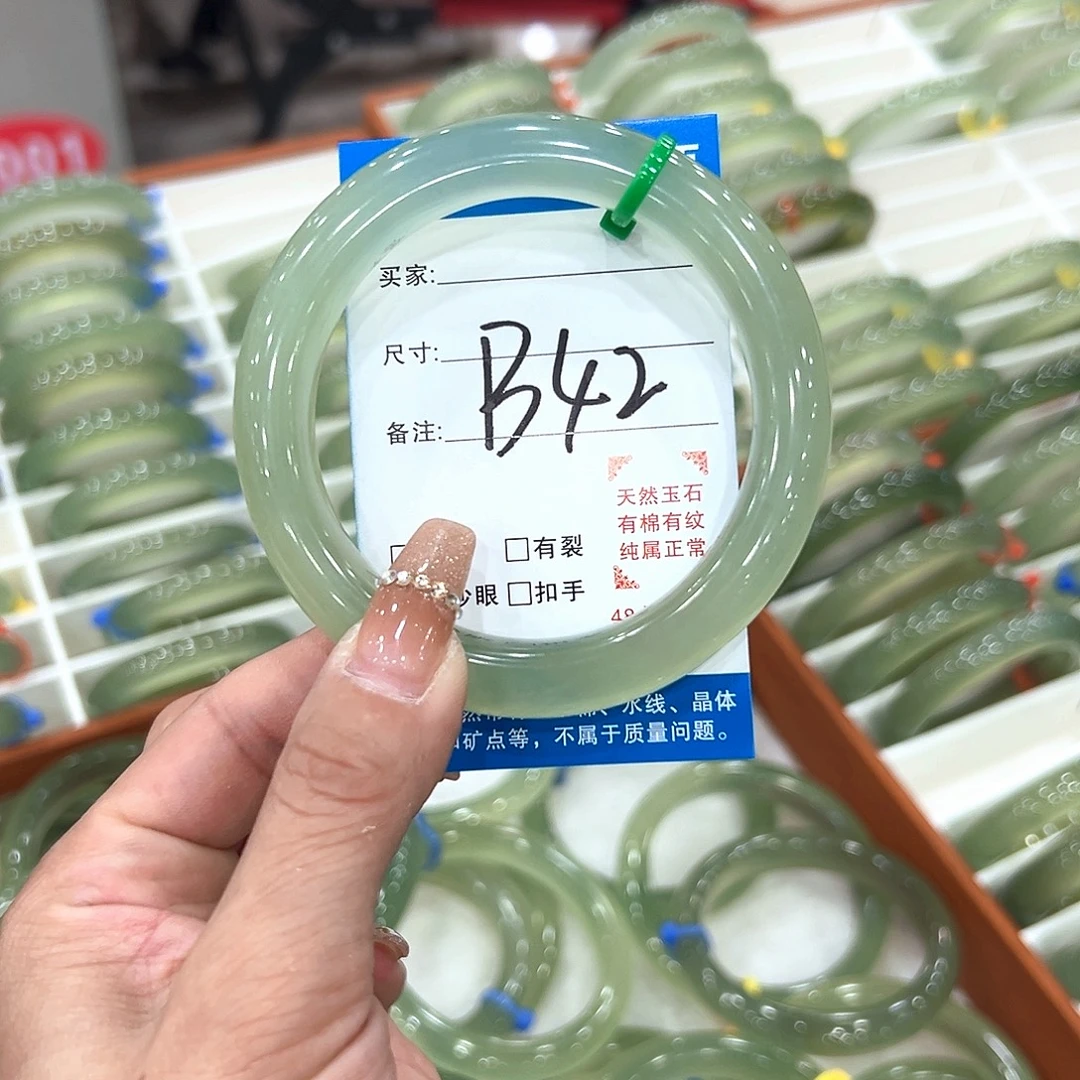 带***女蛇纹石玉未镶嵌手镯