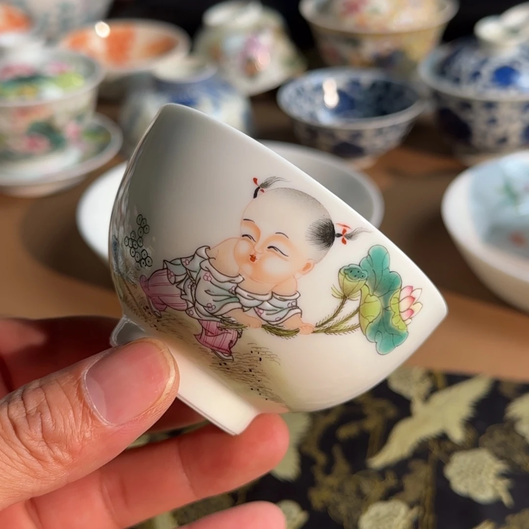 童子采荷手握主人杯