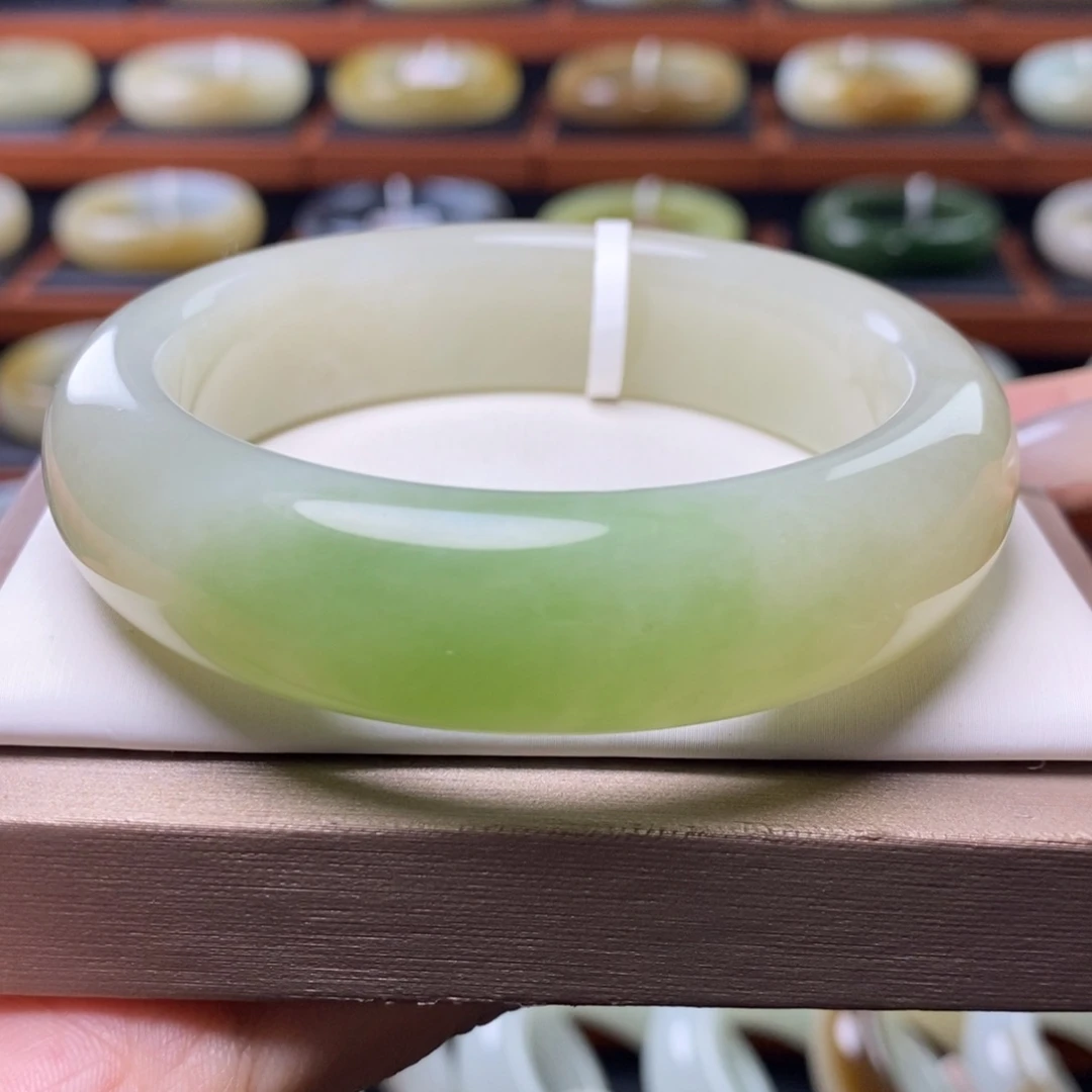 和田玉（翠青玉）手镯未镶嵌57圈